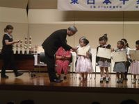 全音楽譜出版社賞を授与される同社の下條部長様